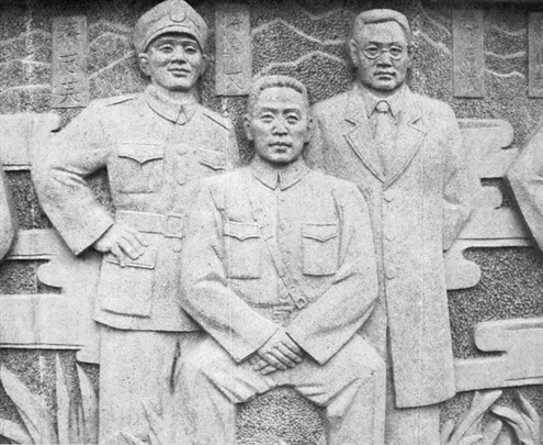 诸暨市浬浦镇盘山村的抗战英雄浮雕像,左一为蒋志英(资料照片)新华社发